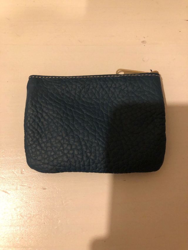 Monedero azul con cremallera y detalle bandera