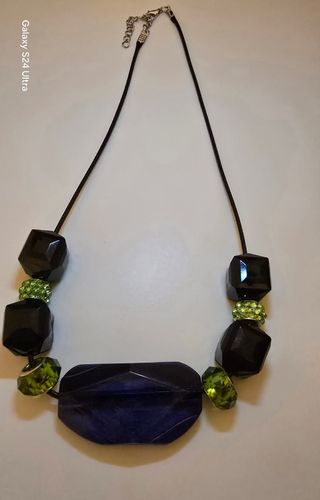 Collana elegante fatta con perline nere di vetro