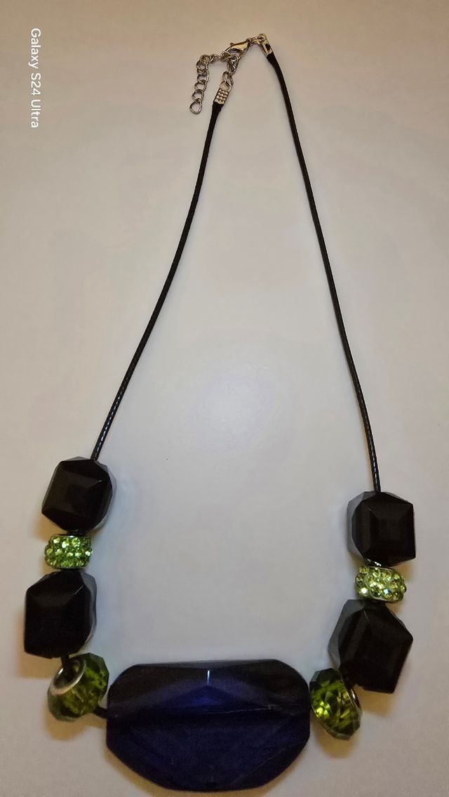 Collana elegante fatta con perline nere di vetro