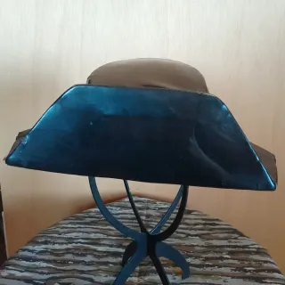 Tricornio de charol negro