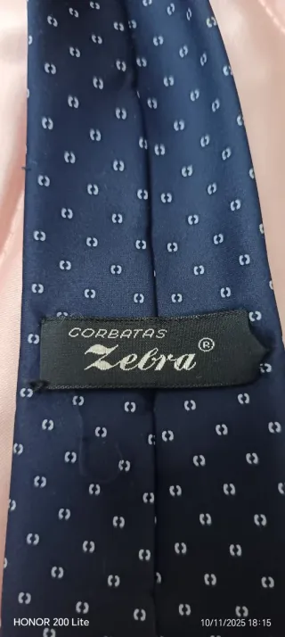 Corbata azul  de marca zebra con microestampado