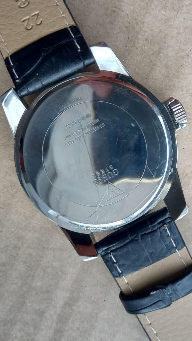 Reloj Guess Negro con Correa de Piel