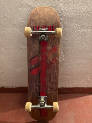Skate de madera con ruedas