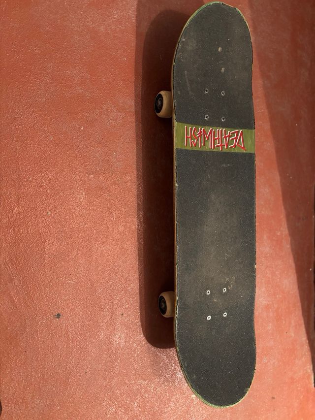 Skate de madera con ruedas