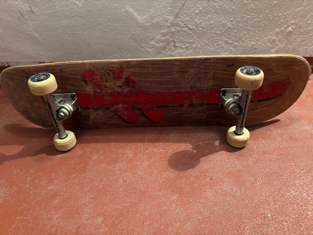 Skate de madera con ruedas