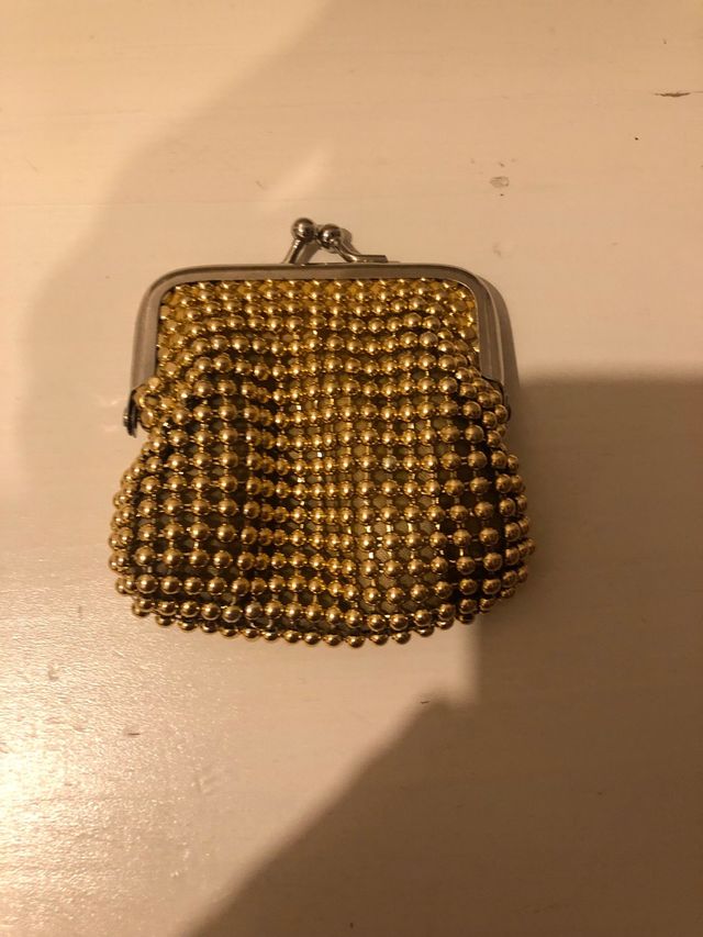 Monedero dorado con cierre de clip