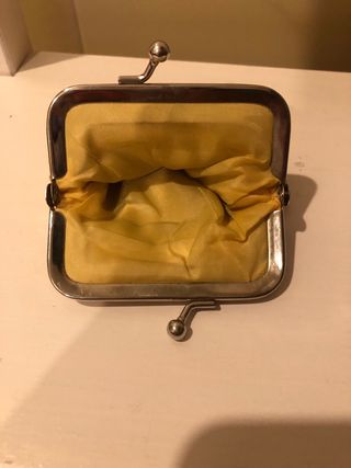 Monedero dorado con cierre de clip