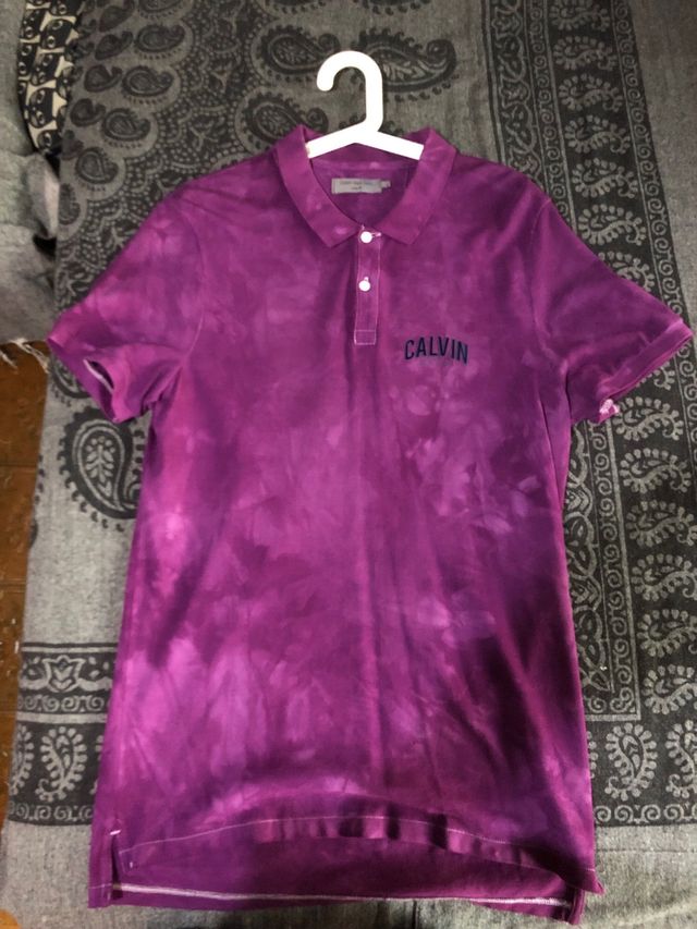 Polo Calvin Klein teñido a mano