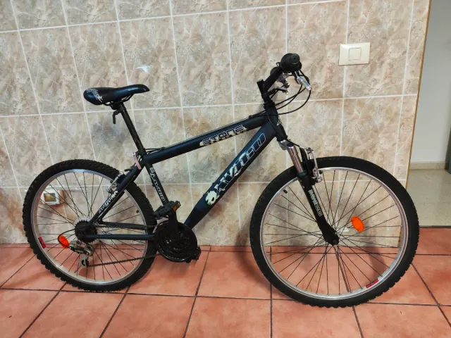 Bicicleta de ciudad  negra y blanca