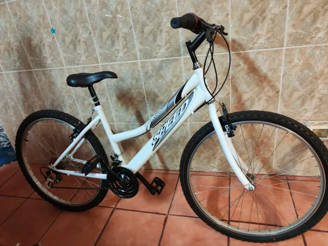 Bicicleta de ciudad  negra y blanca