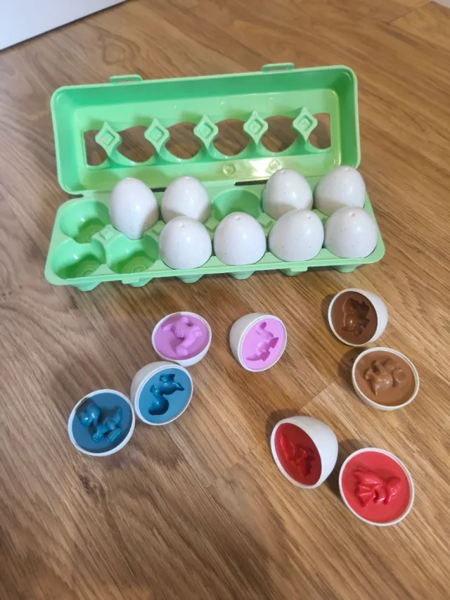 Juego de huevos con dinosaurios