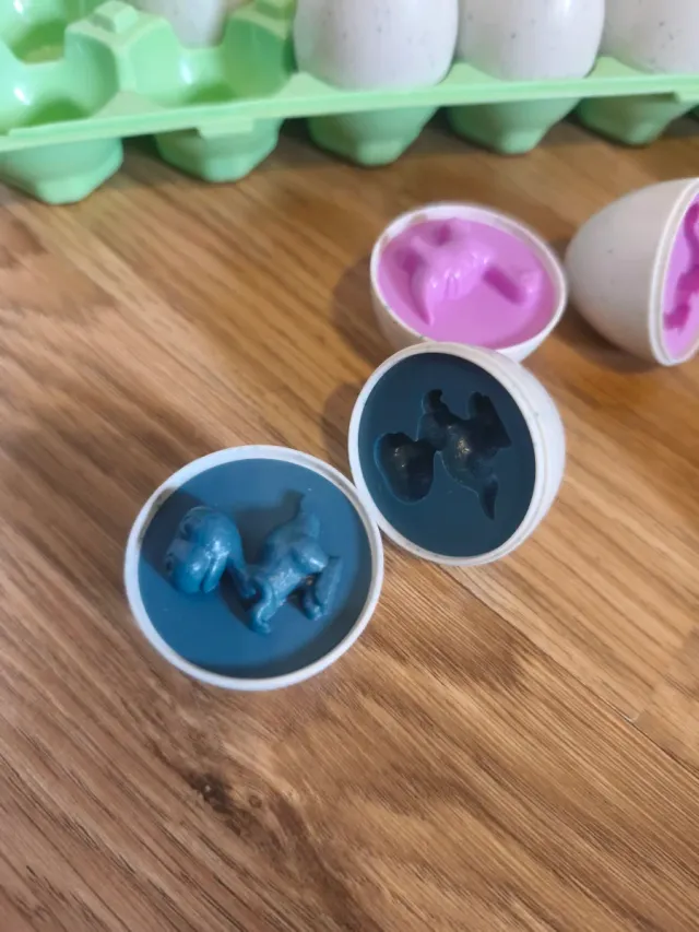Juego de huevos con dinosaurios