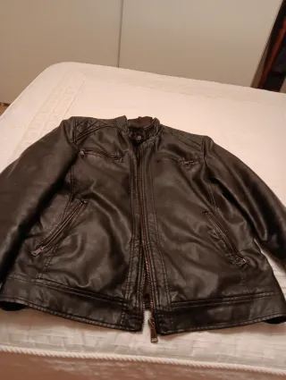 Cazadora negra efecto piel