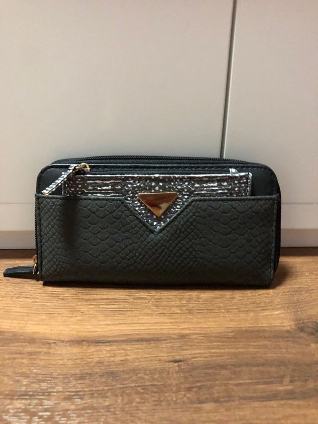 Monedero negro y plateado