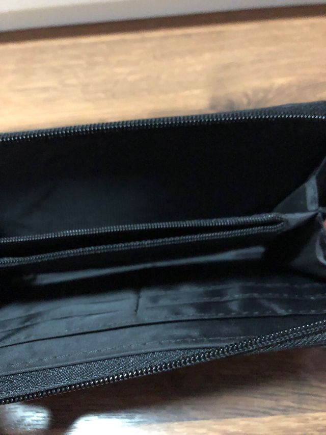 Monedero negro y plateado