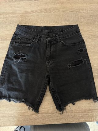 Pantalón corto vaquero hombre negro desgarrado