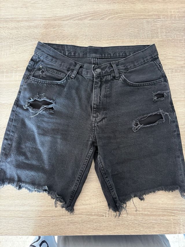 Pantalón corto vaquero hombre negro desgarrado