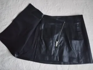 Minifalda polipiel Zara cremallera asimétrica