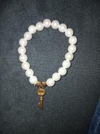 Pulsera perlas blancas con un charm de llave
