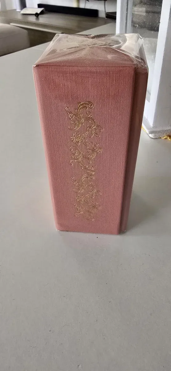 Profumo donna rosa con decorazioni oro