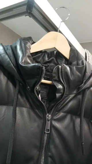 Abrigo Lefties efecto piel negro talla L