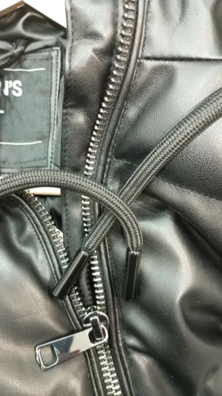 Abrigo Lefties efecto piel negro talla L