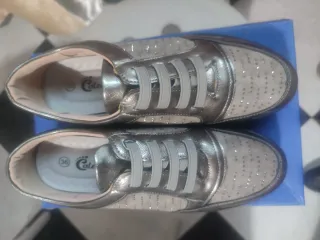 Preciosos zapatos casuales con piedras brillantes