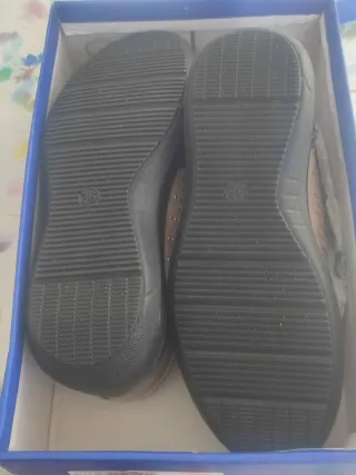 Preciosos zapatos casuales con piedras brillantes