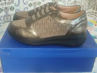 Preciosos zapatos casuales con piedras brillantes