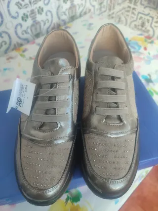 Preciosos zapatos casuales con piedras brillantes