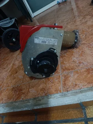 Quemador de gas rojo y plateado