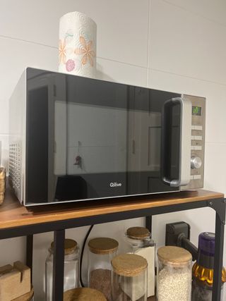 Microondas Qilive de color negro y acero
