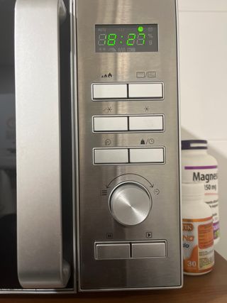 Microondas Qilive de color negro y acero