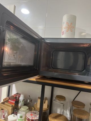 Microondas Qilive de color negro y acero