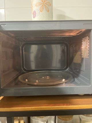 Microondas Qilive de color negro y acero