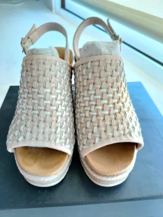 Sandalias de piel beige y blancas