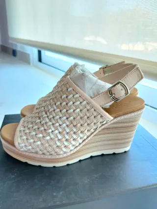 Sandalias de piel beige y blancas