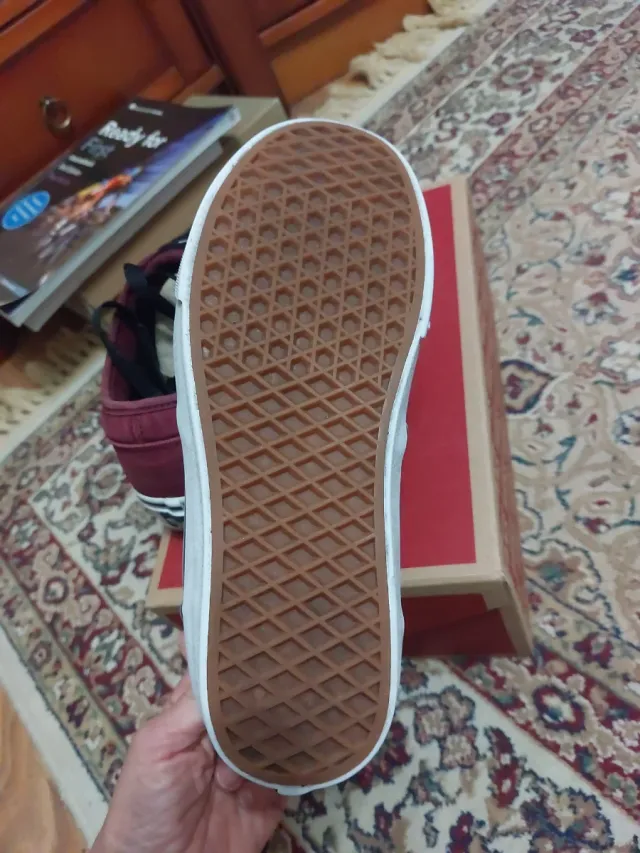 Zapatillas Vans granates y Negras