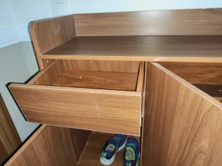 Zapatero de madera marrón