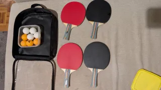 4 raquetas y 8 pelotas de ping pong