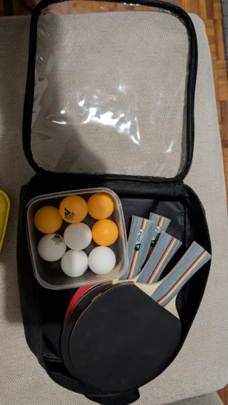 4 raquetas y 8 pelotas de ping pong