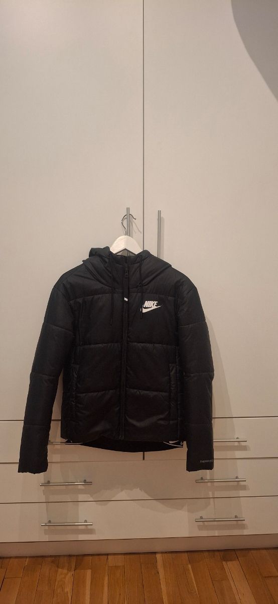 Chaqueta  Nike negra con capucha y sin est