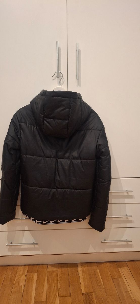 Chaqueta  Nike negra con capucha y sin est