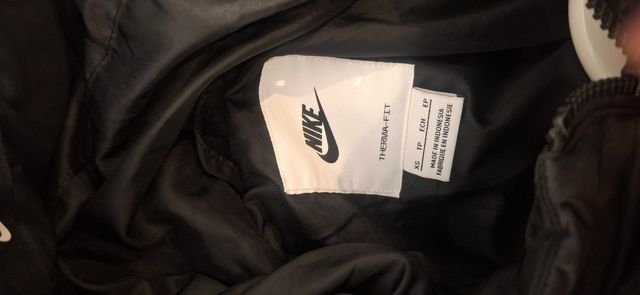 Chaqueta  Nike negra con capucha y sin est