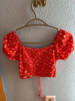 Top Bershka floral rojo talla S