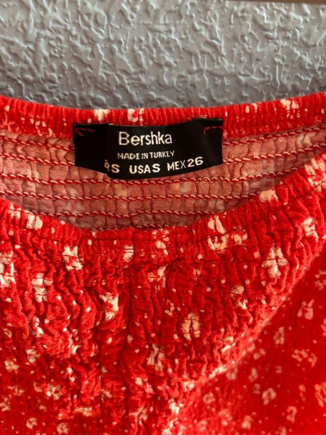 Top Bershka floral rojo talla S