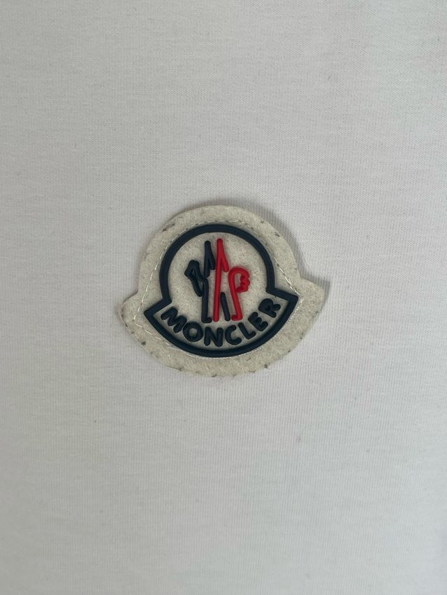 Camiseta Moncler Blanca con Rayas Rojas