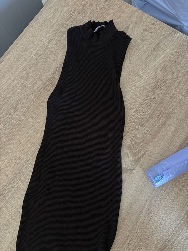 Vestido negro cuello alto sin mangas