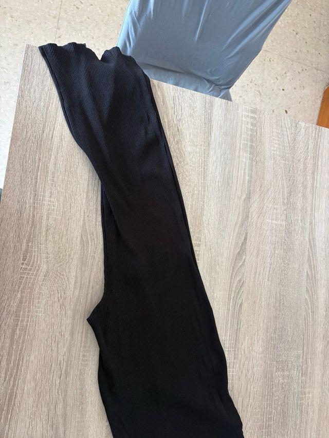 Vestido negro cuello alto sin mangas