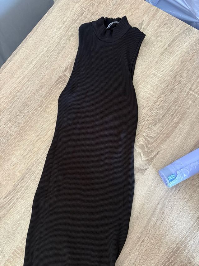 Vestido negro cuello alto sin mangas